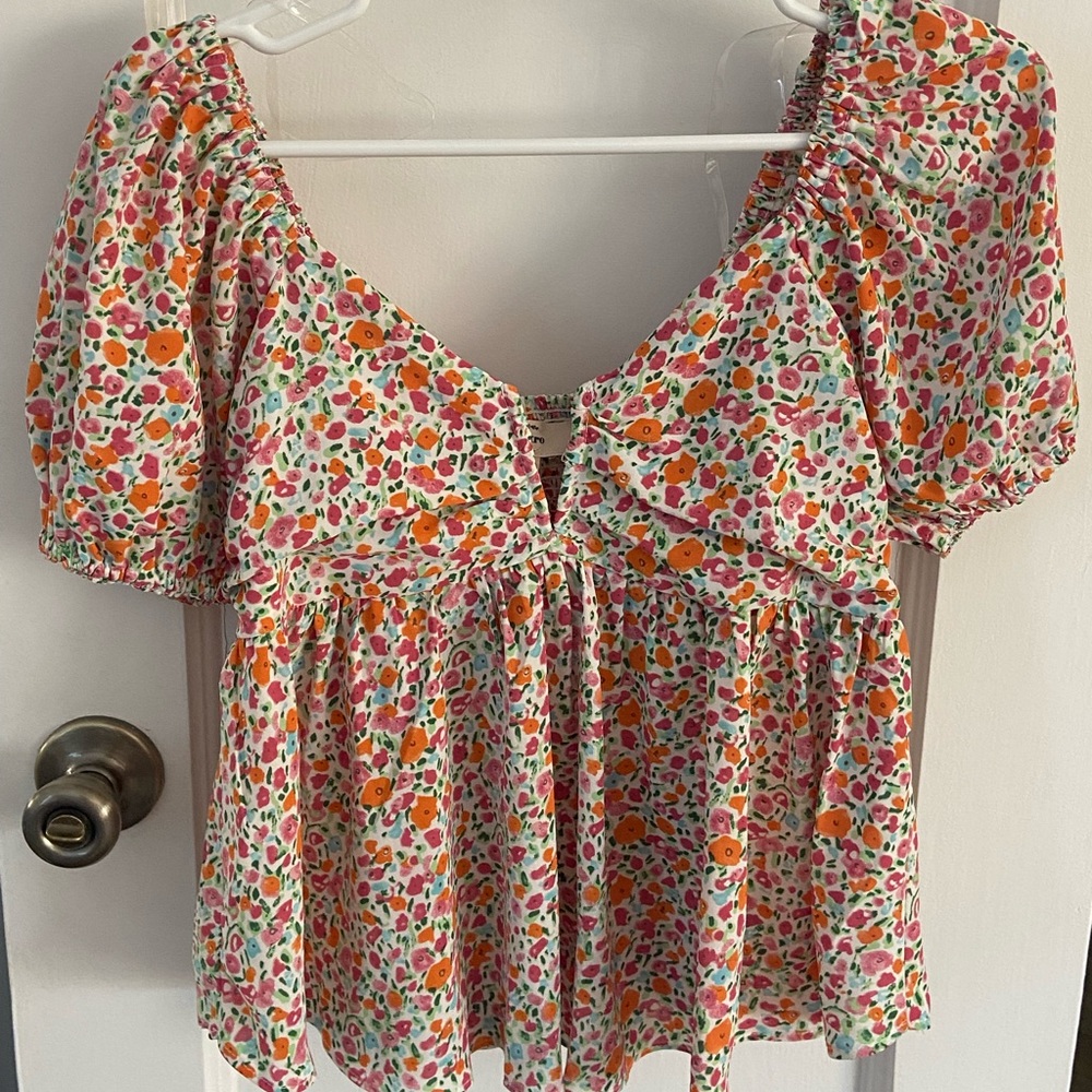 Puff sleeve shoulder floral top
